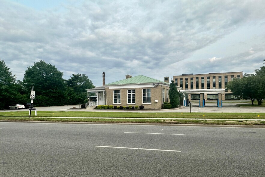 More Photos Of 450 Stewart Ave, Garden City Specialty For Sale