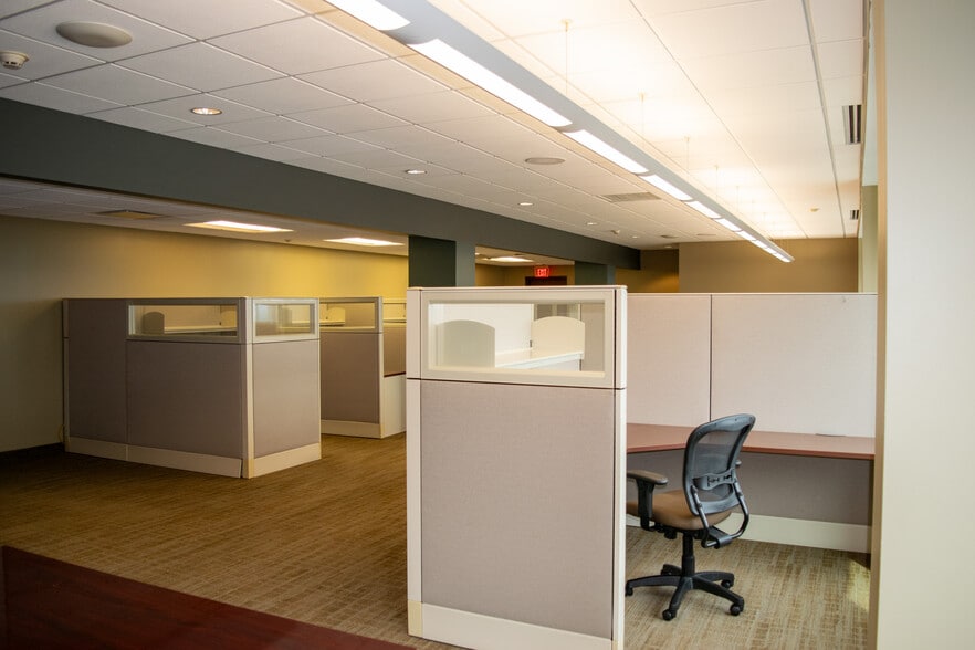 More Photos Of 10 Lafayette Sq, Buffalo Hotel For Lease