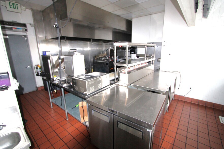 More Photos Of 4850 W Rosecrans Ave, Hawthorne Freestanding For Lease