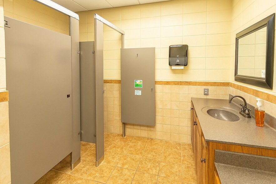 More Photos Of 900 Kraft Dr SE, Melrose Light Distribution For Lease