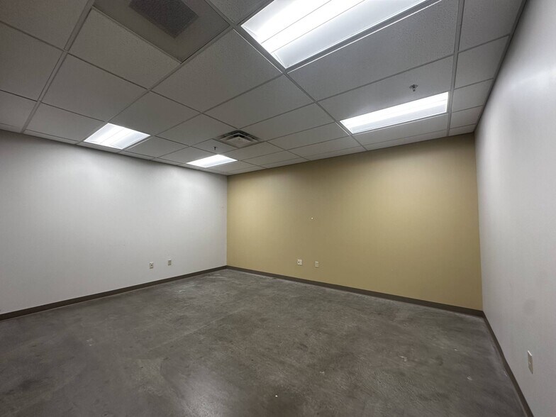 More Photos Of 500 Grand Ave, Joplin Flex For Lease