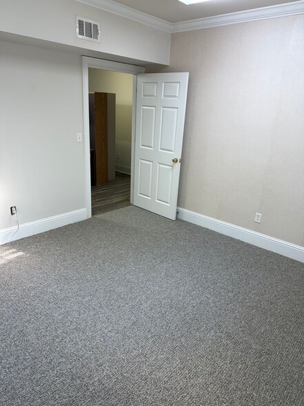More Photos Of 327 Dahlonega St, Cumming Office For Lease