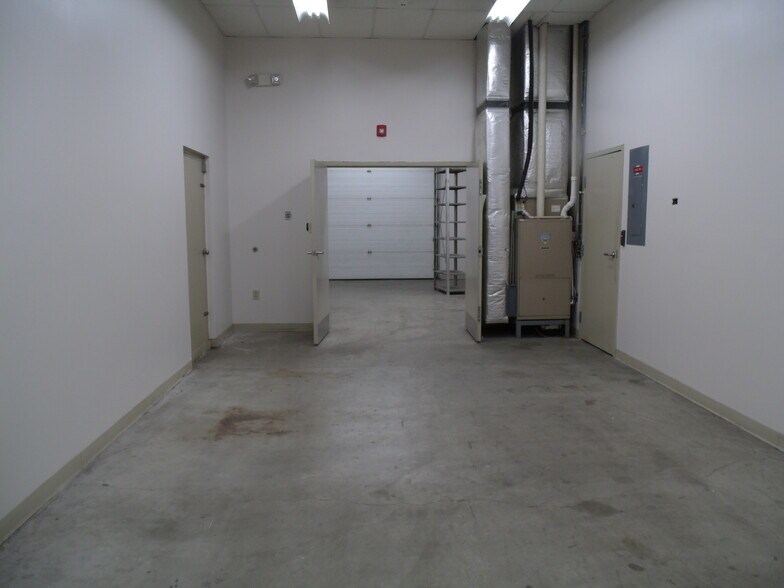 More Photos Of 411 Holmes St, Frankfort Light Distribution For Sale