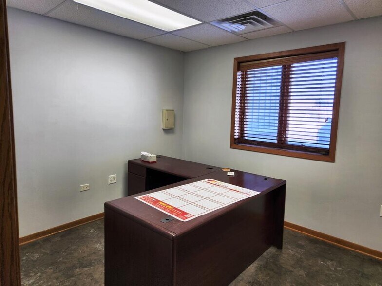 More Photos Of 8635 Hollander Dr, Franksville Manufacturing For Lease