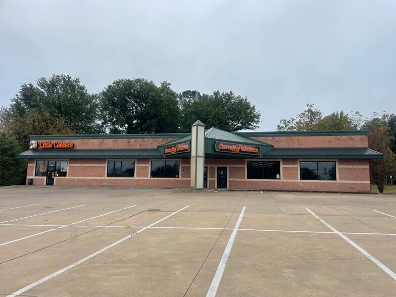 More Photos Of 2010 Lamar Ave, Paris General Retail For Lease