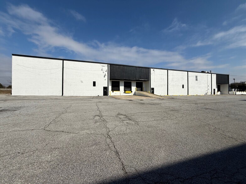 More Photos Of 15 Royal Dr, Forest Park Warehouse For Lease