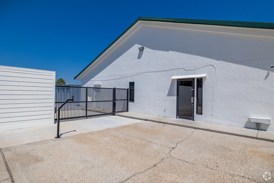 More Photos Of 6126 Thomas Dr, Panama City Self Storage For Sale