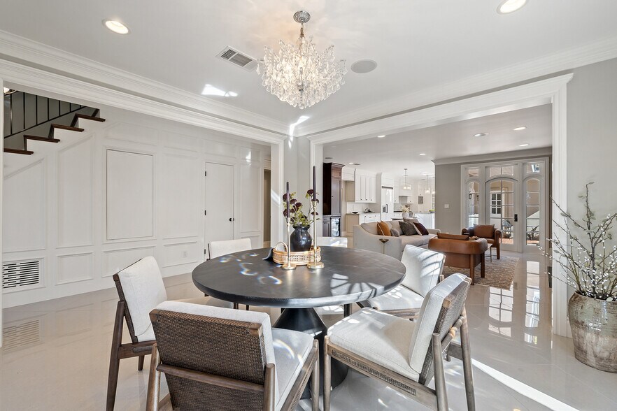 More Photos Of 1810 W 35th St, Austin Specialty For Sale