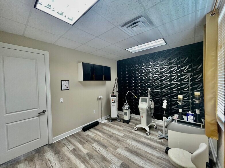 More Photos Of 12440 Emily Ct, Sugar Land Medical For Lease