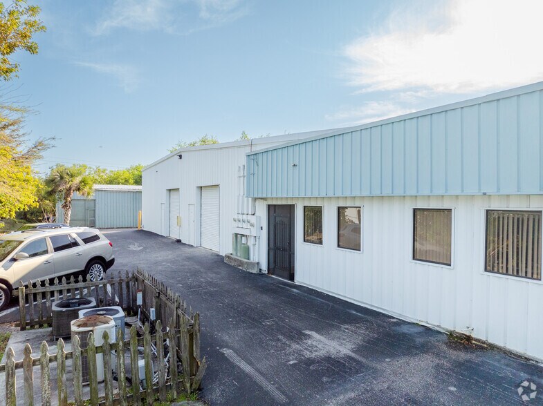 More Photos Of 5686 Youngquist Rd, Fort Myers Light Distribution For Lease