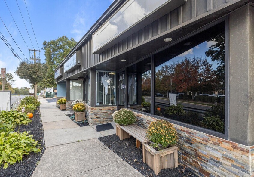 More Photos Of 120-124 Laurel Rd, East Northport Freestanding For Sale