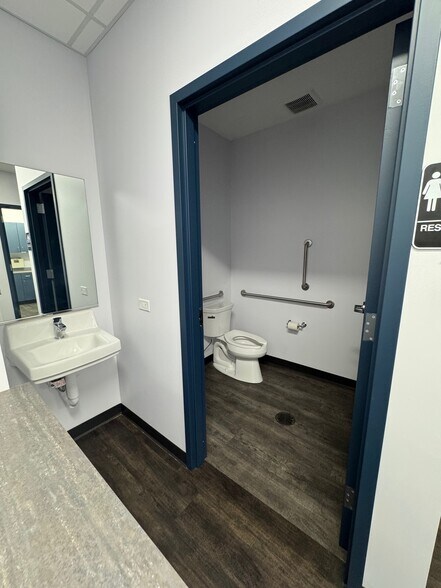 More Photos Of 4950-5020 W Dempster St, Skokie Unknown For Lease