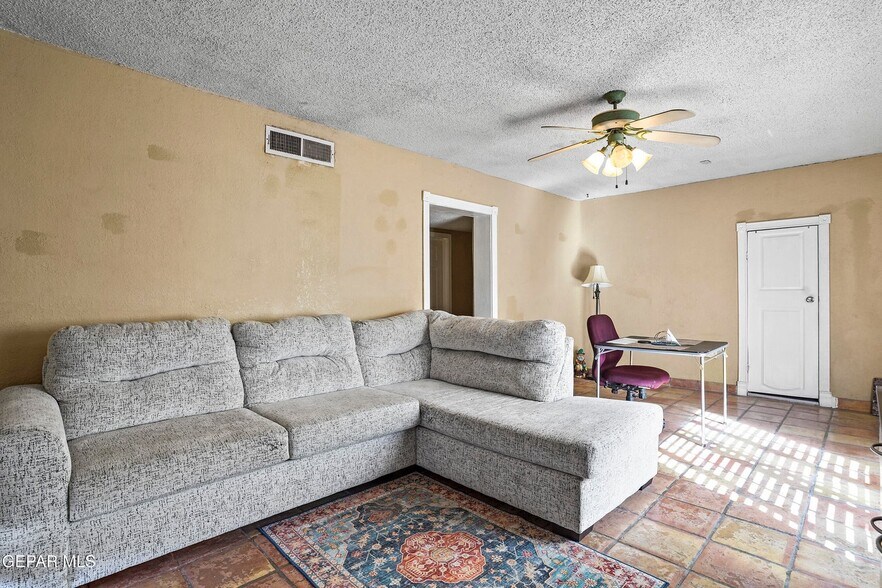 More Photos Of 3984 Doniphan Dr, El Paso General Retail For Sale