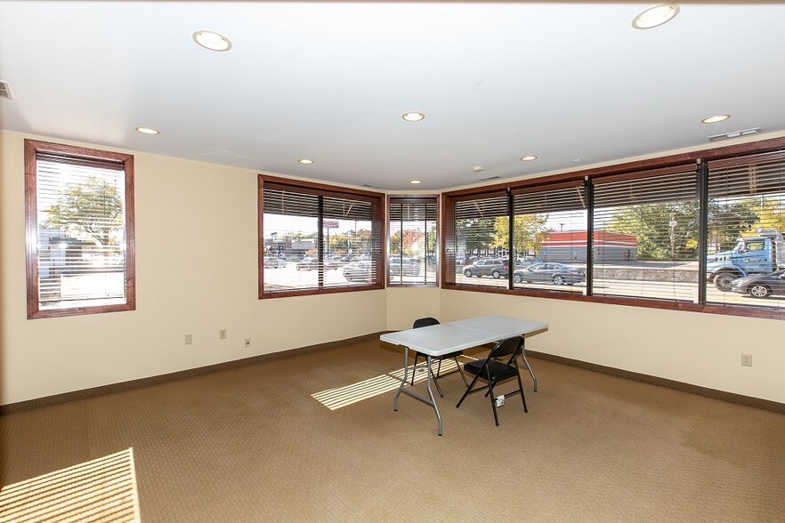 More Photos Of 2040 N Ferry St, Anoka Office For Sale