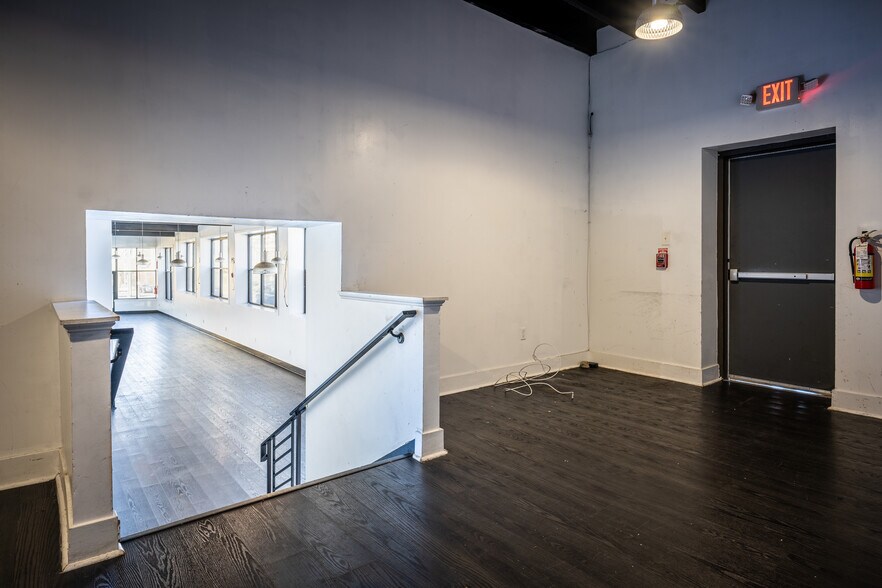 More Photos Of 400 W Chelten Ave, Philadelphia Freestanding For Lease