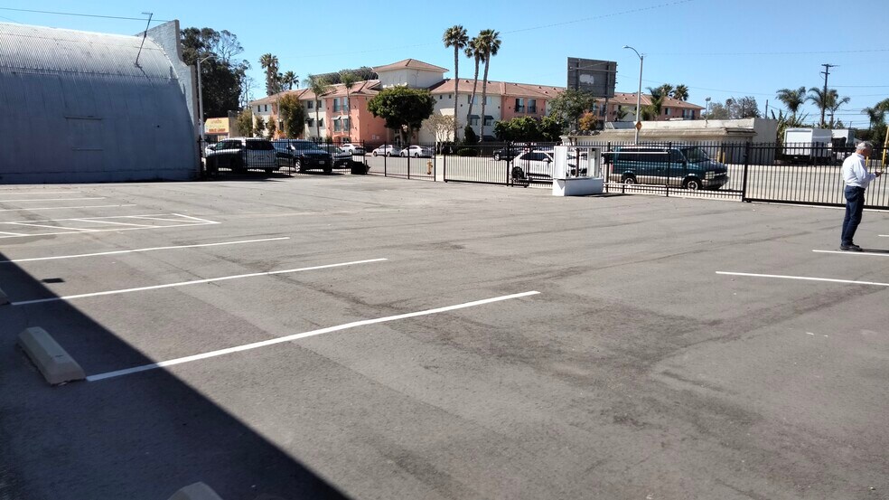 More Photos Of 1660 S Oxnard Blvd, Oxnard Warehouse For Sale