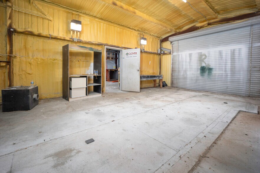 More Photos Of 401 S Ranchwood Blvd, Yukon Flex For Sale