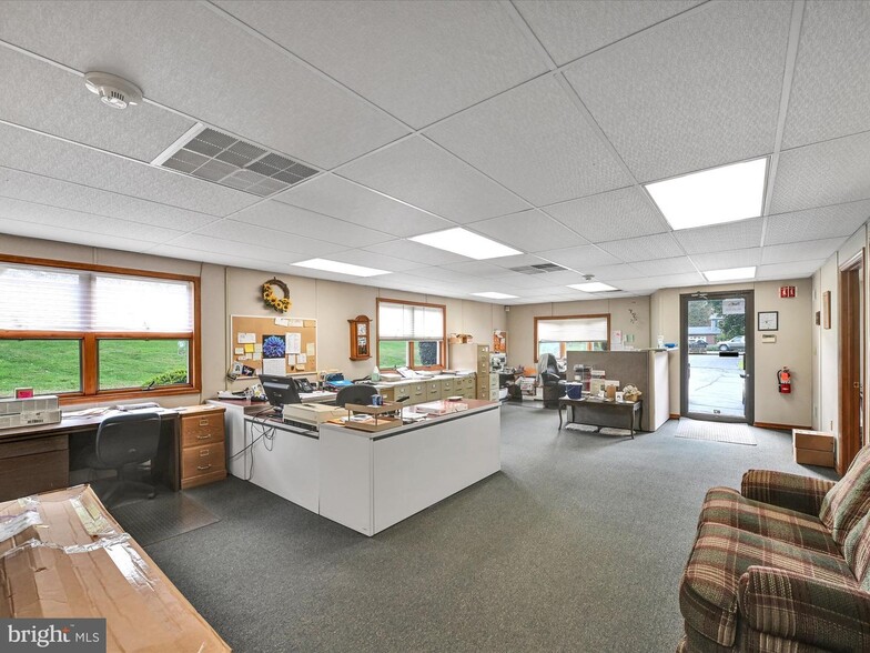 More Photos Of 345 Hill Rd, Womelsdorf Warehouse For Lease