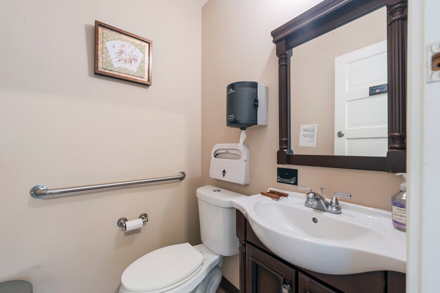 More Photos Of 146 E Walnut Ave, Monrovia Medical For Sale
