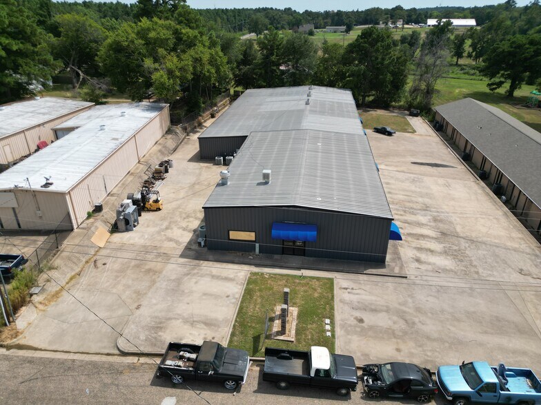More Photos Of 3550 Westway St, Tyler Warehouse For Lease