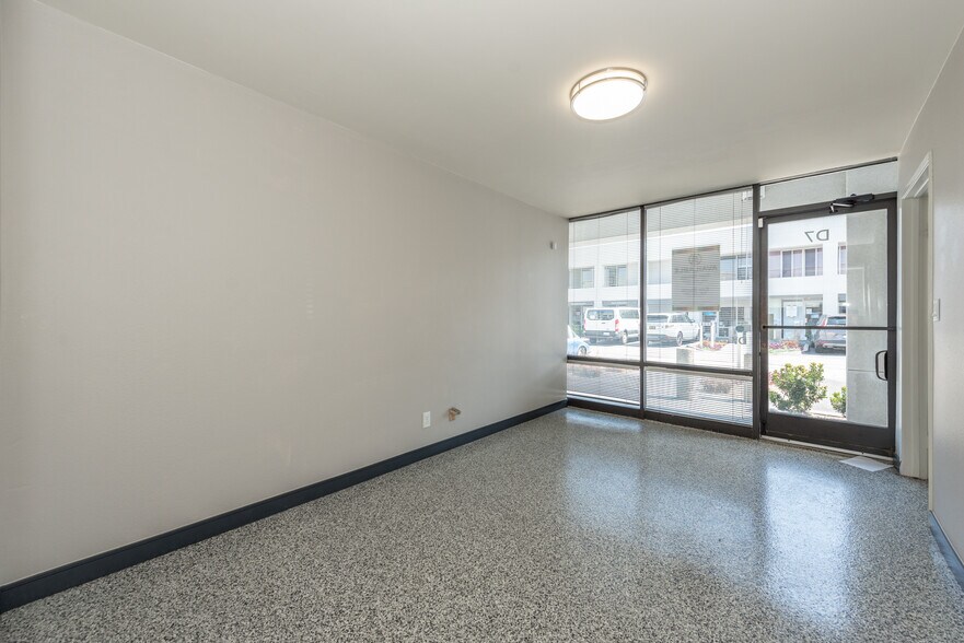 More Photos Of 711 W 17th St, Costa Mesa Flex For Sale