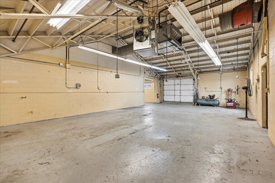 More Photos Of 931 W Wilson St, Batavia Warehouse For Lease
