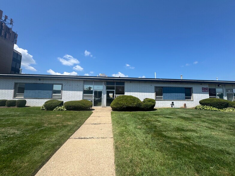Primary Photo Of 78-102 E Industry Ct, Deer Park Warehouse For Lease