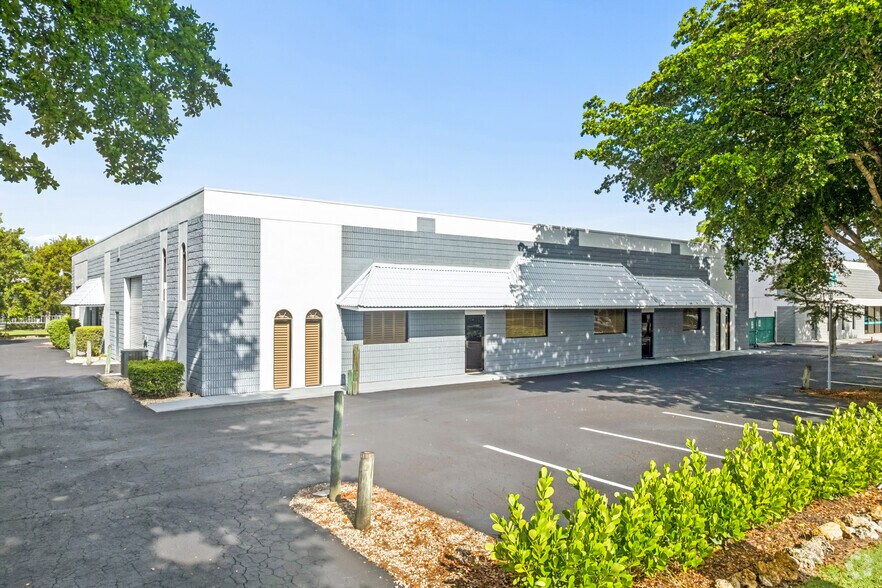 More Photos Of 4408 Corporate Sq, Naples Manufacturing For Sale
