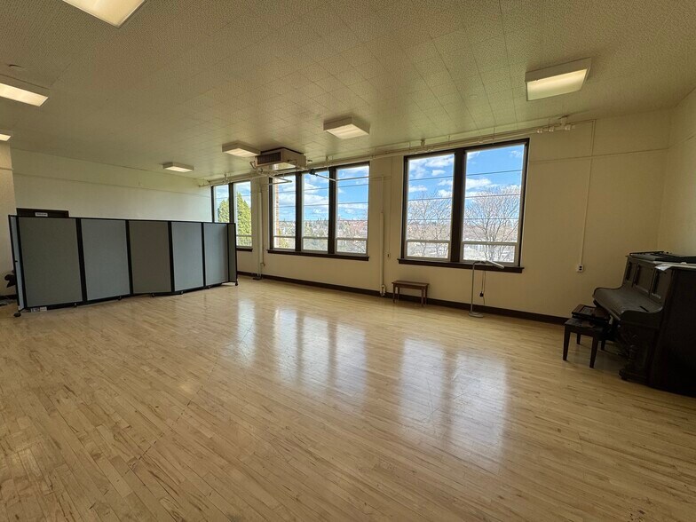 More Photos Of 115 NW State St, Pullman Loft Creative Space For Sale