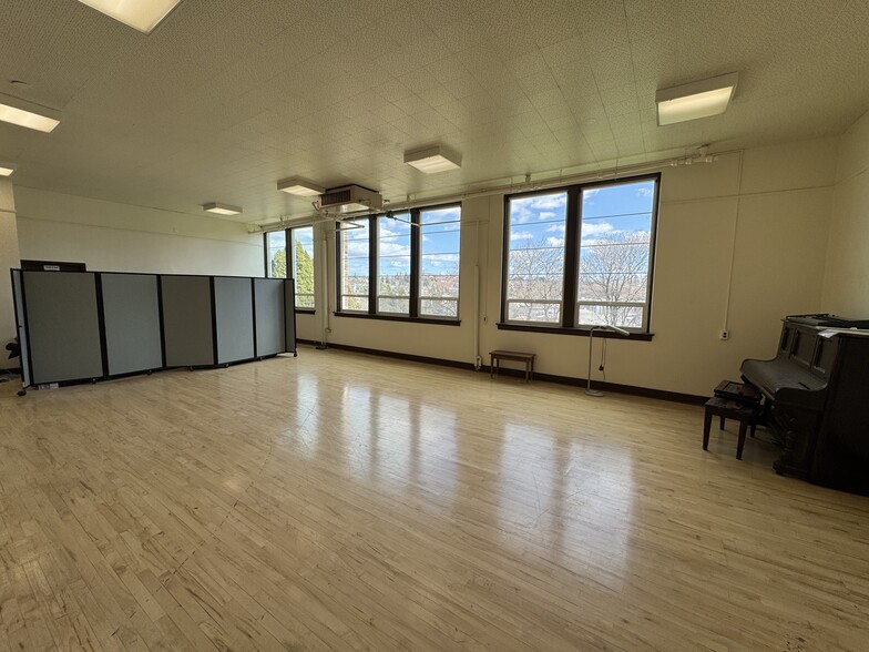 More Photos Of 115 NW State St, Pullman Loft Creative Space For Sale