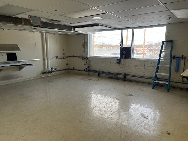 More Photos Of 508 N Detroit St, Warsaw Manufacturing For Sale
