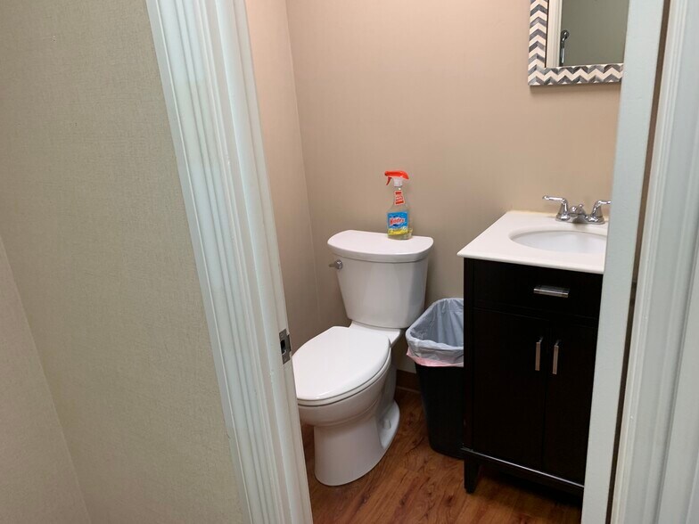 More Photos Of 8 Quakerbridge Plz, Hamilton Office For Sale