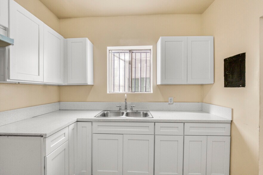 More Photos Of 1513 W 12th Pl, Los Angeles Apartments For Sale