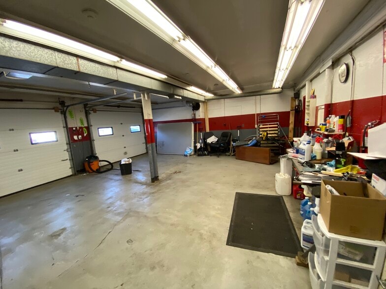 More Photos Of 29 Bridge St, Pelham Auto Dealership For Lease