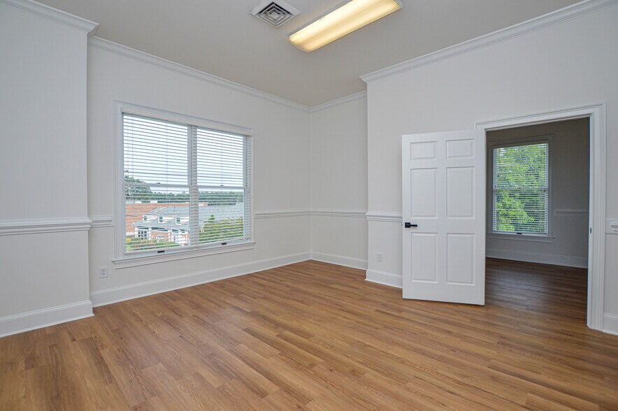 More Photos Of 21000 Torrence Chapel Rd, Cornelius Office Residential For Lease