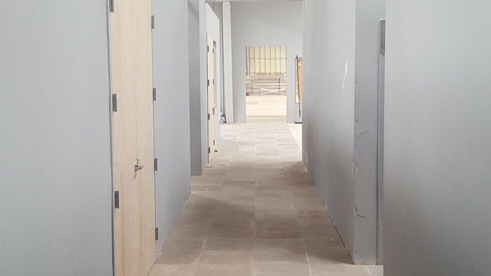 More Photos Of 7140-7176 15th St E, Sarasota Manufacturing For Lease