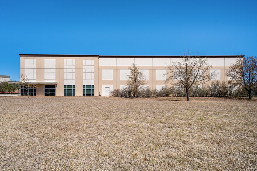 More Photos Of 1732 Universal City Blvd, Universal City Warehouse For Lease