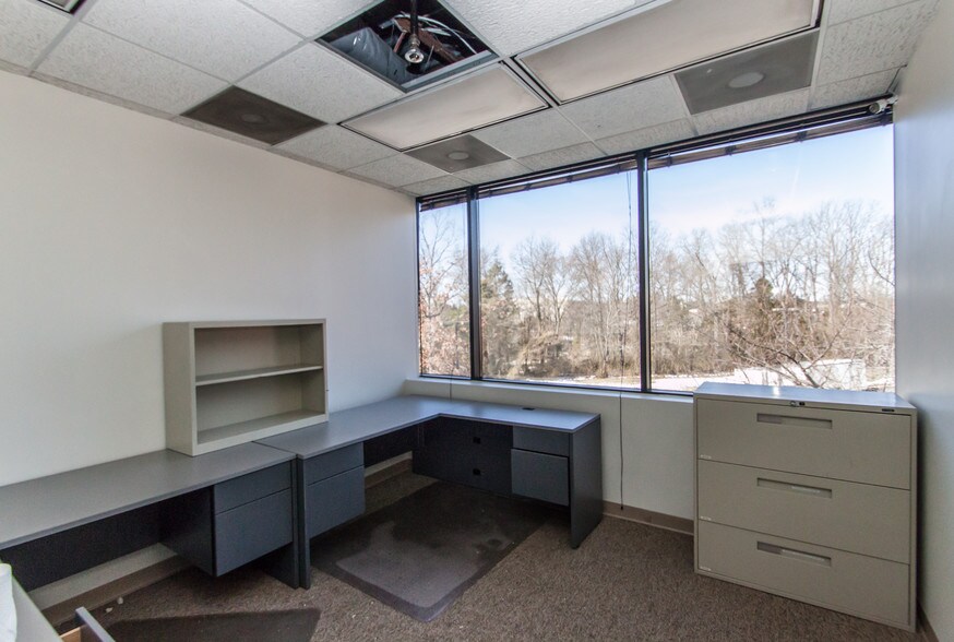 More Photos Of 45645 Willow Pond Plz, Sterling Office For Sale