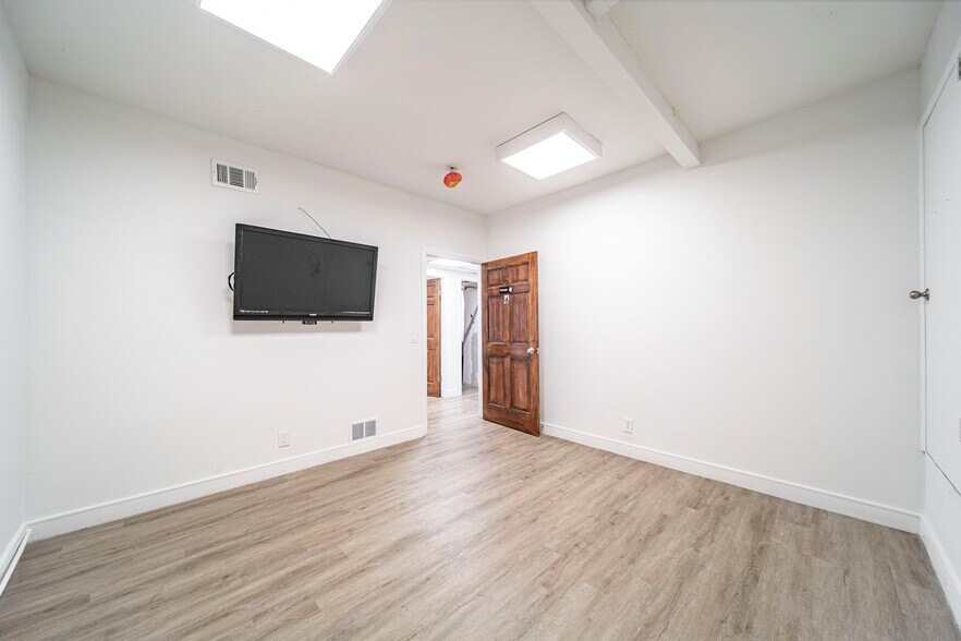 More Photos Of 1230 N Jefferson St, Anaheim Light Distribution For Sale