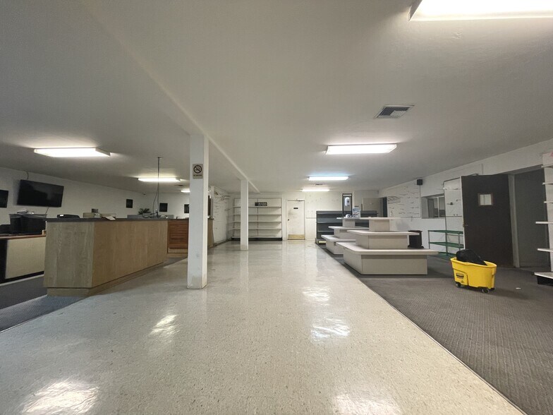 More Photos Of 1585 Seaboard St, Fort Myers Warehouse For Lease