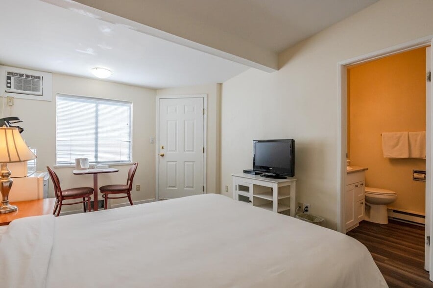 More Photos Of 6203 Willow Av, Summerland Hotel For Sale