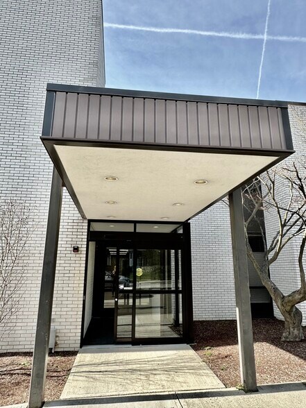 More Photos Of 4 Dearfield Dr, Greenwich Medical For Lease