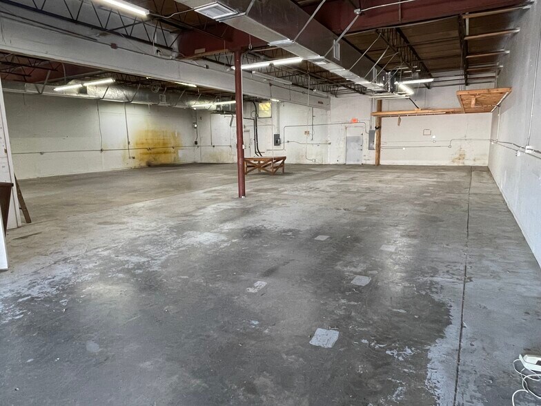 More Photos Of 2075 Sunnydale Blvd, Clearwater Warehouse For Lease