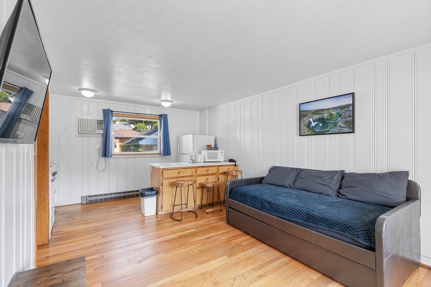 More Photos Of 615 S Main St, Colfax Hotel For Sale