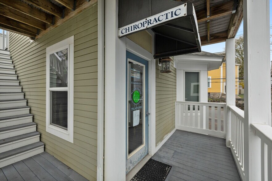 More Photos Of 10 Spring St, Marblehead Storefront Retail Residential For Lease