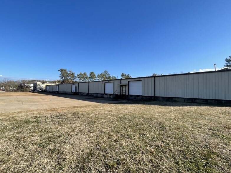 More Photos Of 1014 Industrial Park Dr, Clinton Warehouse For Lease