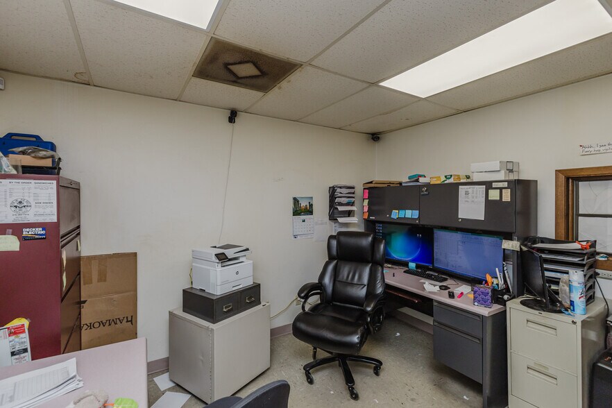 More Photos Of 2555 N Market St, Wichita Auto Repair For Sale