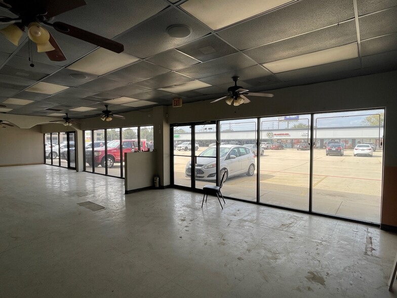 More Photos Of 701 E Main St, Tomball Storefront For Lease
