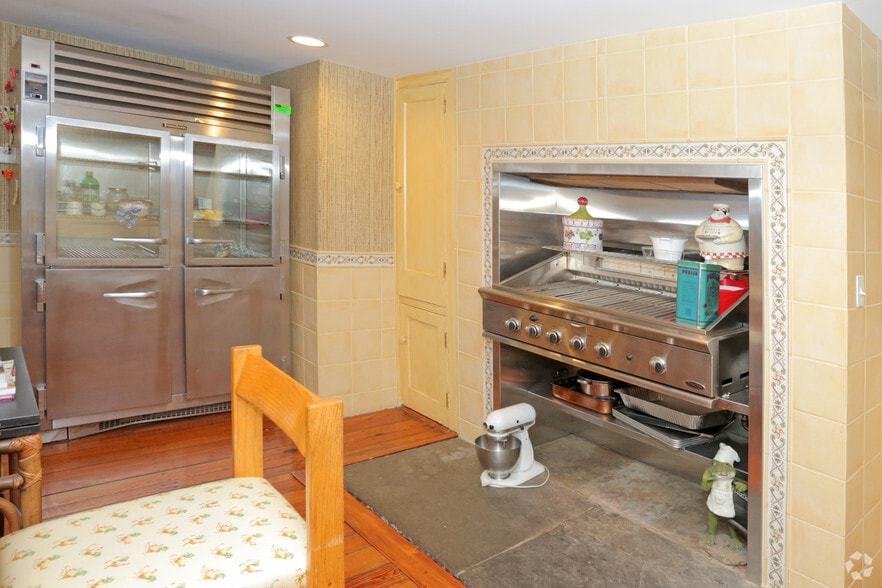 More Photos Of 12 Glenwood Rd, Roslyn Specialty For Sale