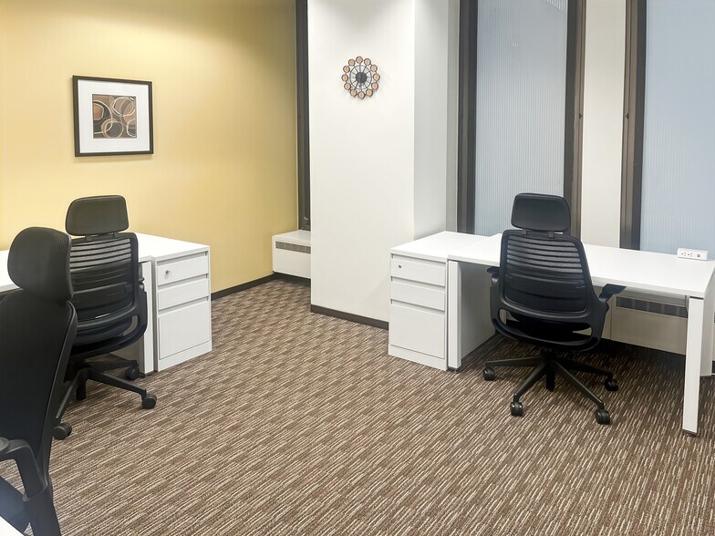 More Photos Of 125 S Wacker Dr, Chicago Coworking Space